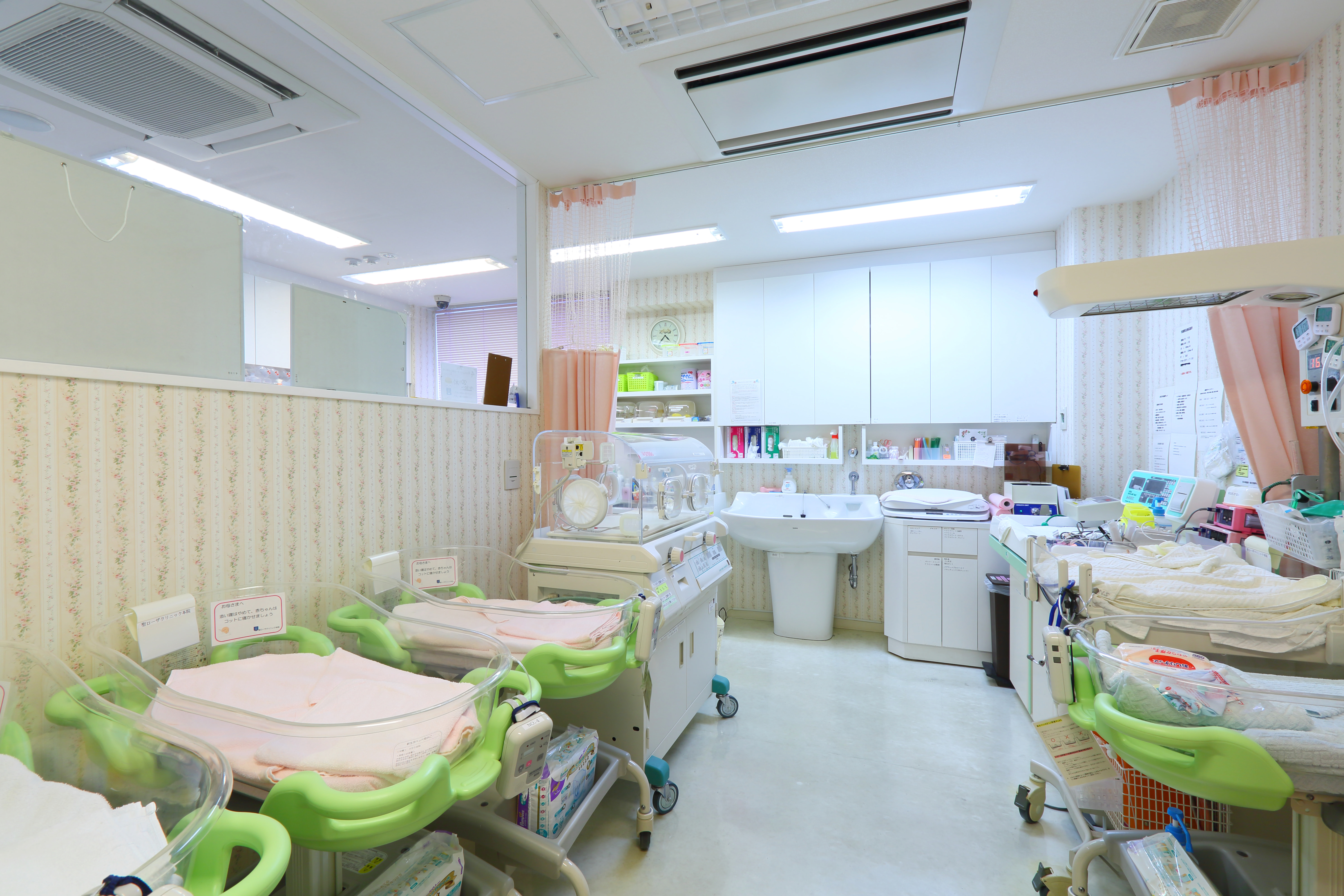 新生児室のご紹介 聖マリアクリニック本院 19時まで診療 横浜市 東戸塚 分娩 産科 婦人科 里帰り出産 妊娠 新生児室のご紹介 聖マリアクリニック本院 19時まで診療 横浜市 東戸塚 分娩 産科 婦人科 里帰り出産 妊娠